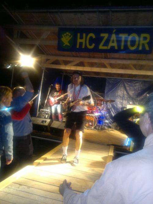 17.09.2012 -turnaj v&nbsp;malé kopané HC Zátor - večerní vystoupení revivalové kapely AC DC